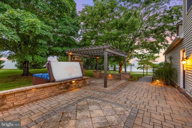 1575 GREENBRIAR RD, York, PA 17404