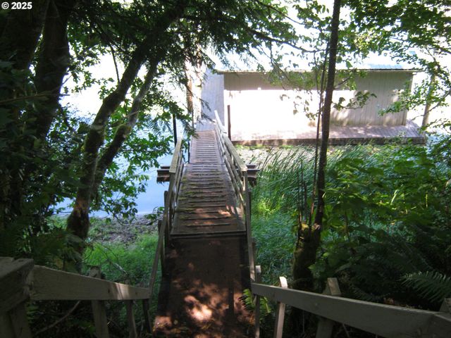 96015 Sunlake Ln, Lakeside, OR 97449