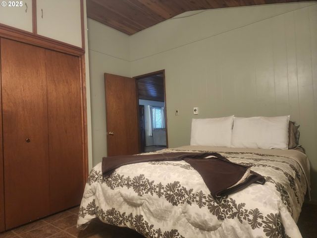 96015 Sunlake Ln, Lakeside, OR 97449