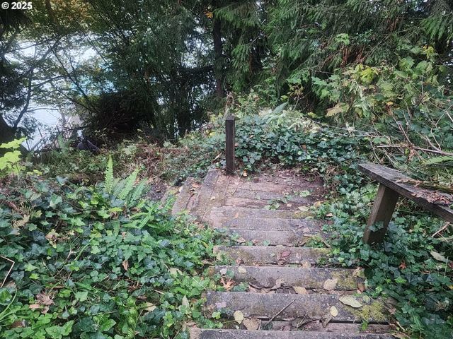 96015 Sunlake Ln, Lakeside, OR 97449