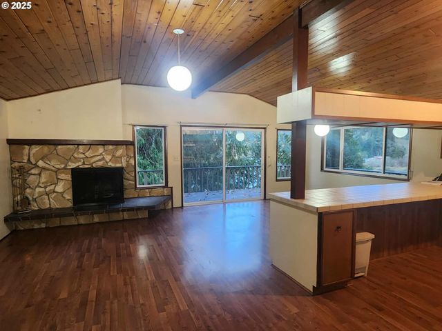 96015 Sunlake Ln, Lakeside, OR 97449