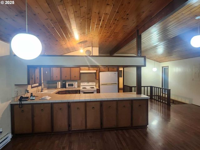 96015 Sunlake Ln, Lakeside, OR 97449