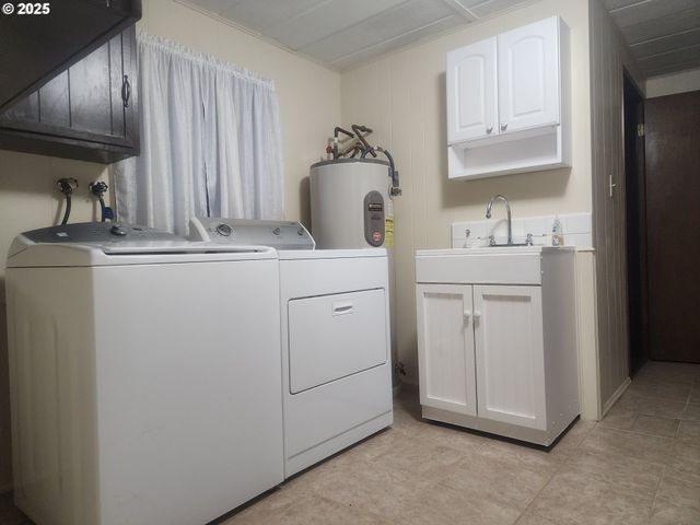 96015 Sunlake Ln, Lakeside, OR 97449