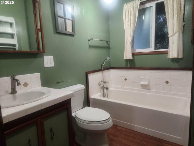 96015 Sunlake Ln, Lakeside, OR 97449