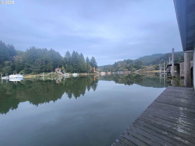 96015 Sunlake Ln, Lakeside, OR 97449