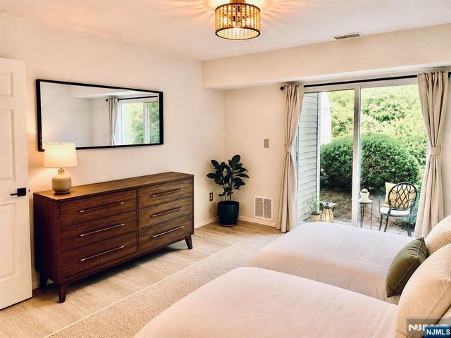 504 Windsor Drive 504, Palisades Park, NJ 07650