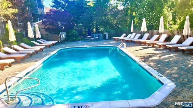 504 Windsor Drive 504, Palisades Park, NJ 07650