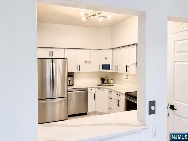 504 Windsor Drive 504, Palisades Park, NJ 07650