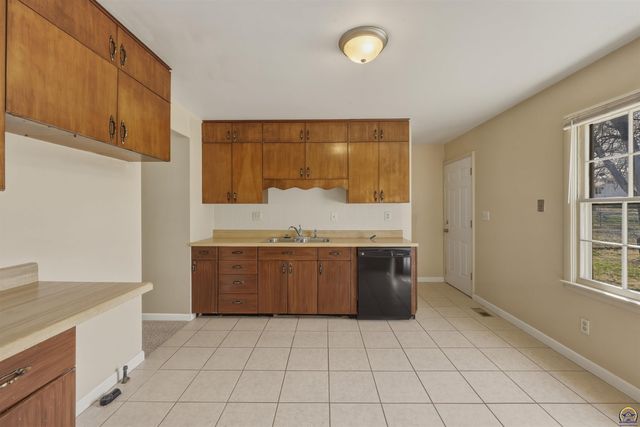 2809 SW Hillcrest RD, Topeka, KS 66614