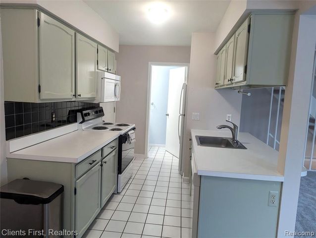 1555 Mariner Drive, Walled Lake, MI 48390