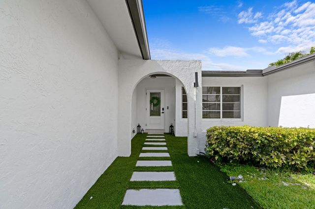 124 Oregon Lane, Boca Raton, FL 33487