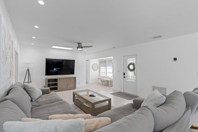 124 Oregon Lane, Boca Raton, FL 33487