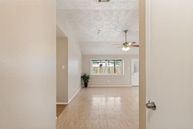 1009 Canyon Springs Drive, La Porte, TX 77571