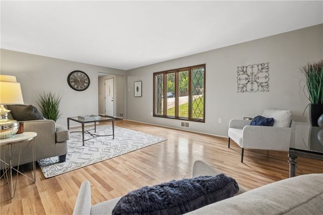 1253 Earlford Dr, Whitehall, PA 15227