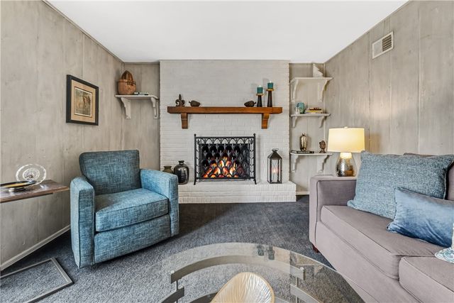 1253 Earlford Dr, Whitehall, PA 15227