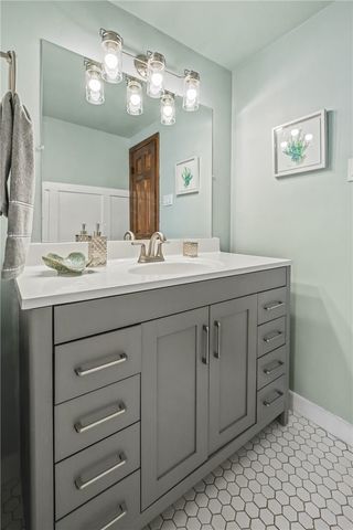 1253 Earlford Dr, Whitehall, PA 15227