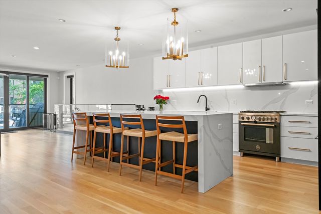 1437 W Grand Avenue 1N, Chicago, IL 60642