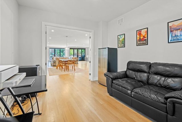 1437 W Grand Avenue 1N, Chicago, IL 60642