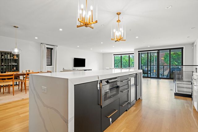 1437 W Grand Avenue 1N, Chicago, IL 60642