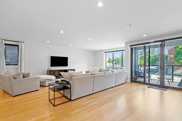 1437 W Grand Avenue 1N, Chicago, IL 60642