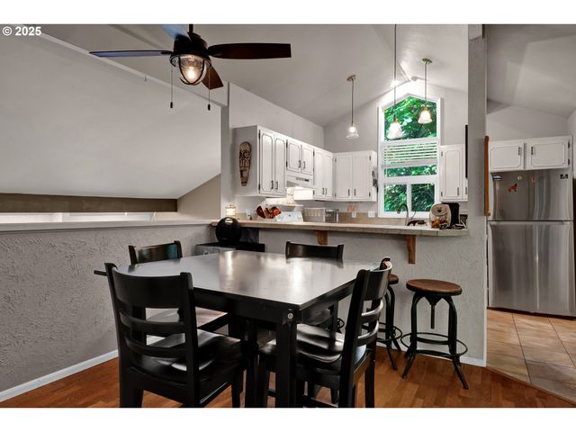 7025 GLACIER Dr, Springfield, OR 97478