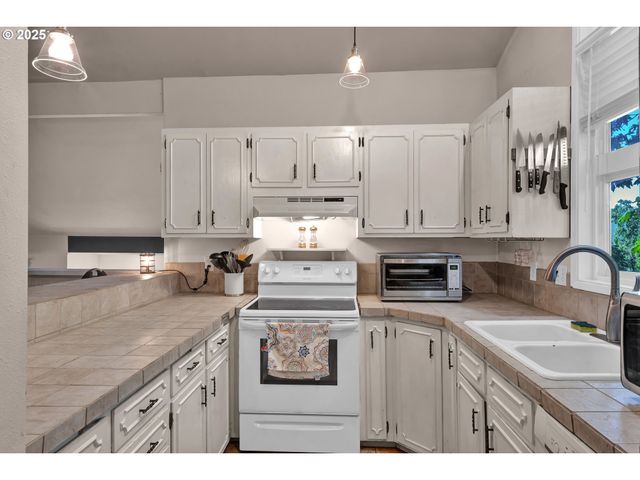 7025 GLACIER Dr, Springfield, OR 97478