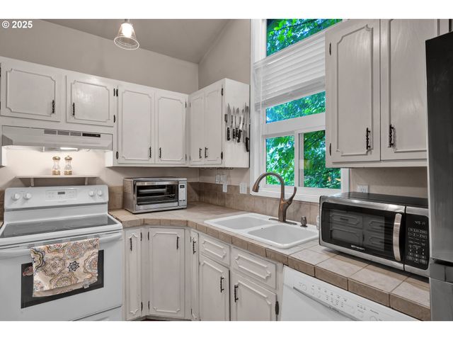 7025 GLACIER Dr, Springfield, OR 97478