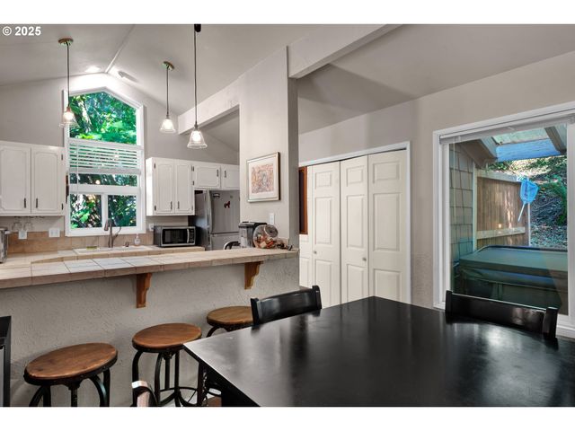 7025 GLACIER Dr, Springfield, OR 97478