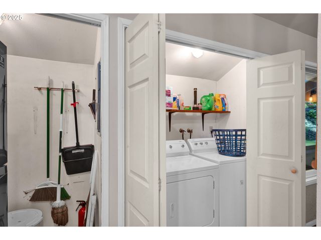 7025 GLACIER Dr, Springfield, OR 97478