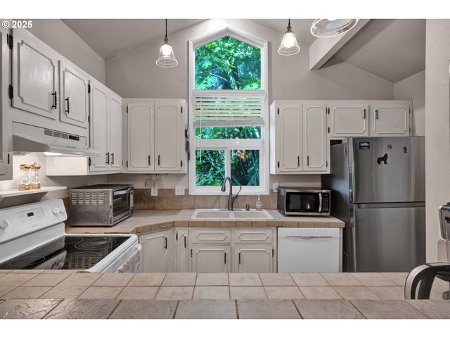 7025 GLACIER Dr, Springfield, OR 97478