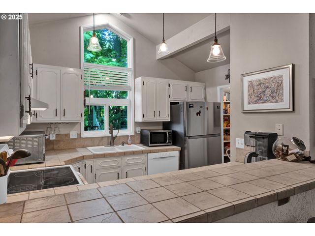 7025 GLACIER Dr, Springfield, OR 97478