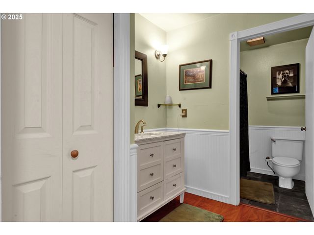 7025 GLACIER Dr, Springfield, OR 97478