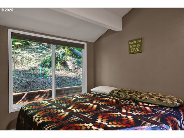 7025 GLACIER Dr, Springfield, OR 97478