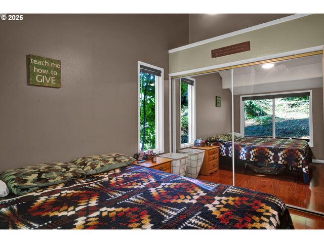 7025 GLACIER Dr, Springfield, OR 97478