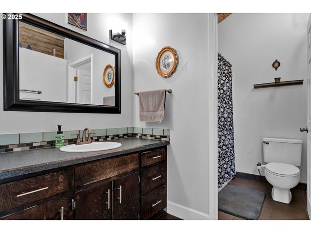 7025 GLACIER Dr, Springfield, OR 97478