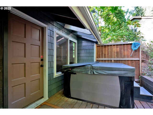 7025 GLACIER Dr, Springfield, OR 97478