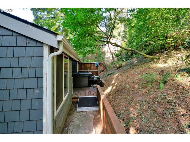 7025 GLACIER Dr, Springfield, OR 97478