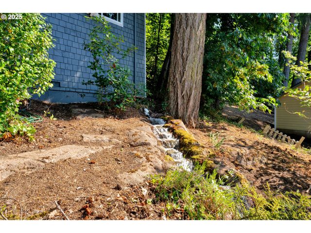 7025 GLACIER Dr, Springfield, OR 97478