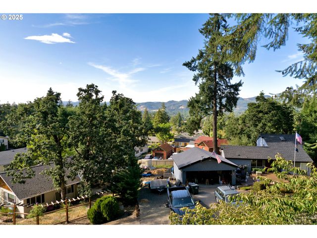 7025 GLACIER Dr, Springfield, OR 97478