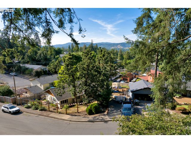 7025 GLACIER Dr, Springfield, OR 97478