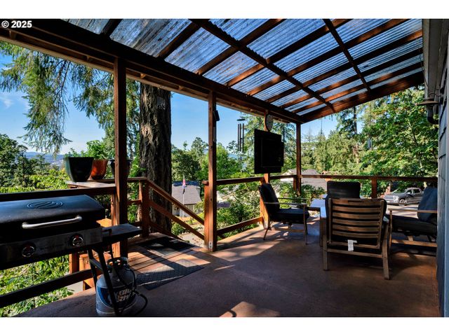 7025 GLACIER Dr, Springfield, OR 97478