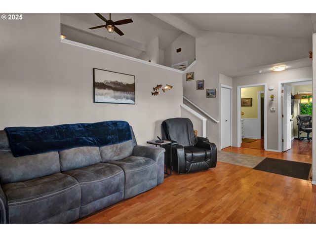 7025 GLACIER Dr, Springfield, OR 97478