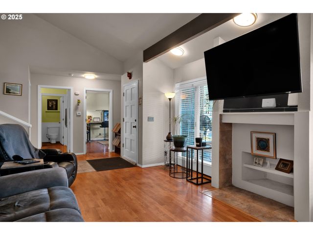 7025 GLACIER Dr, Springfield, OR 97478