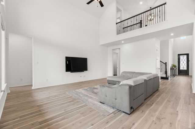 372 Hollister DR, Liberty Hill, TX 78642