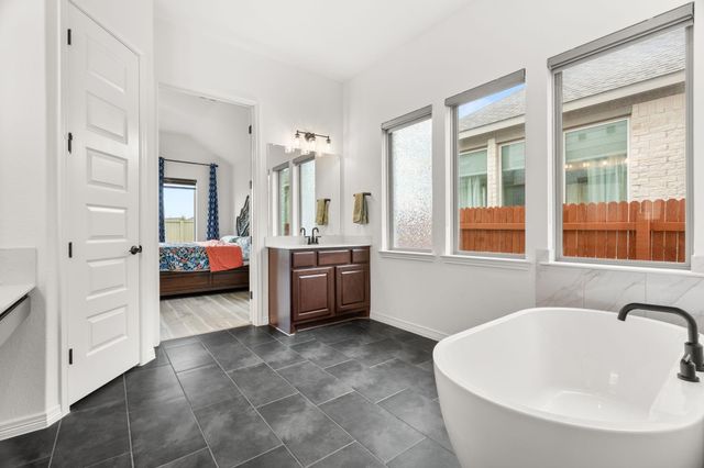 372 Hollister DR, Liberty Hill, TX 78642