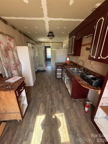 100 Hickory Street, Rhodhiss, NC 28667
