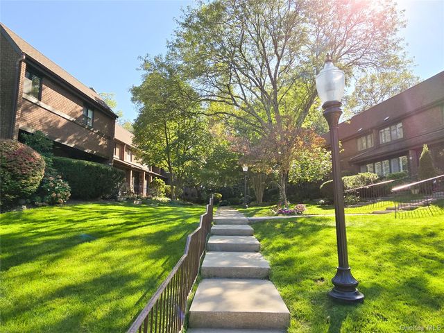 54 Acorn Ponds Drive 271, Roslyn, NY 11576