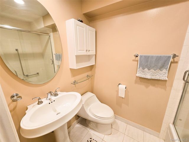 54 Acorn Ponds Drive 271, Roslyn, NY 11576