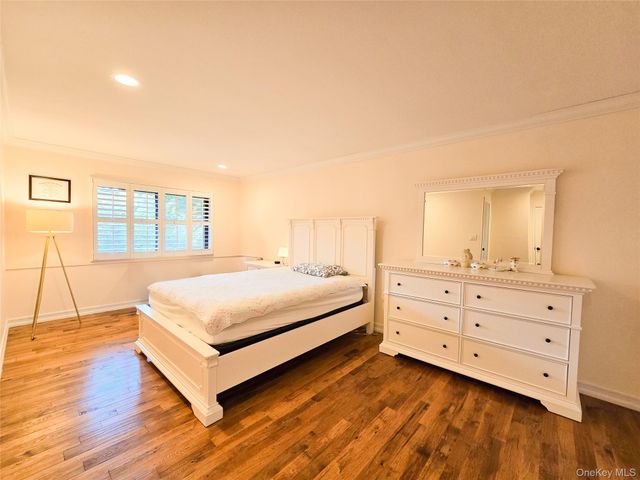 54 Acorn Ponds Drive 271, Roslyn, NY 11576