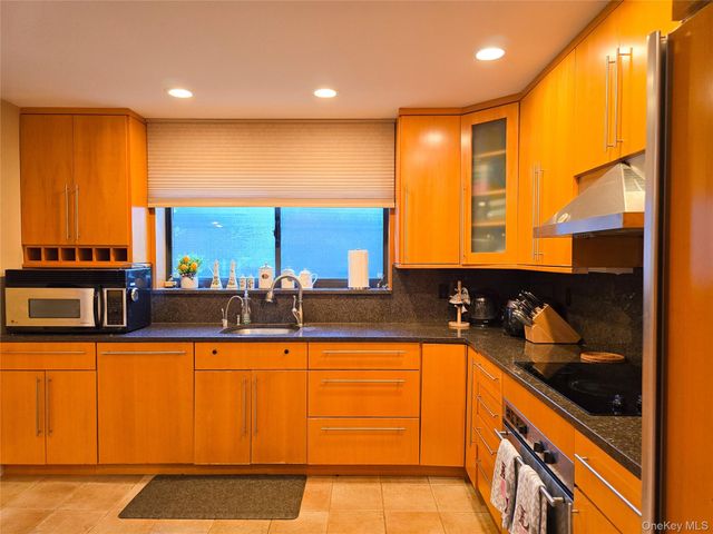 54 Acorn Ponds Drive 271, Roslyn, NY 11576